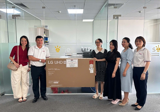 Ảnh b&agrave;i_Trao qu&agrave; VRB KH.png